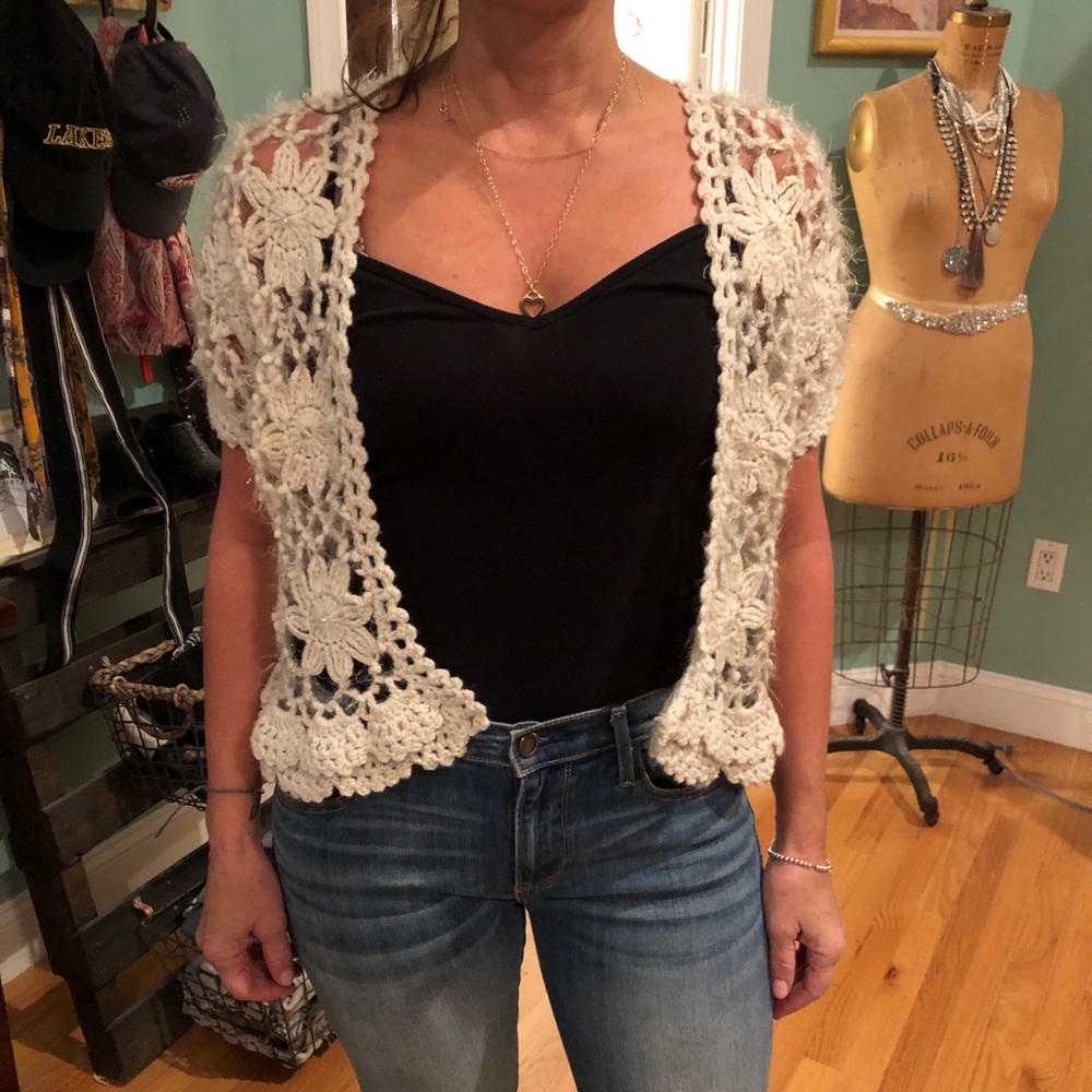Beautiful overlay short sleeve sweater!